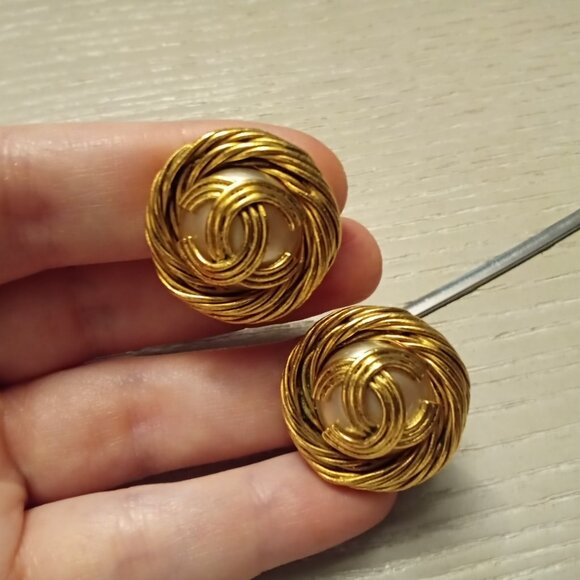 Chanel Vintage Interlocking CC Faux-Pearl Gold Clip On Earrings - Picture 7 of 17